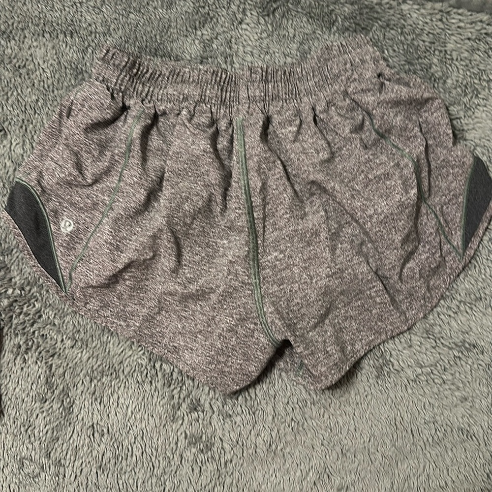 lululemon hotty hot 2.5” short